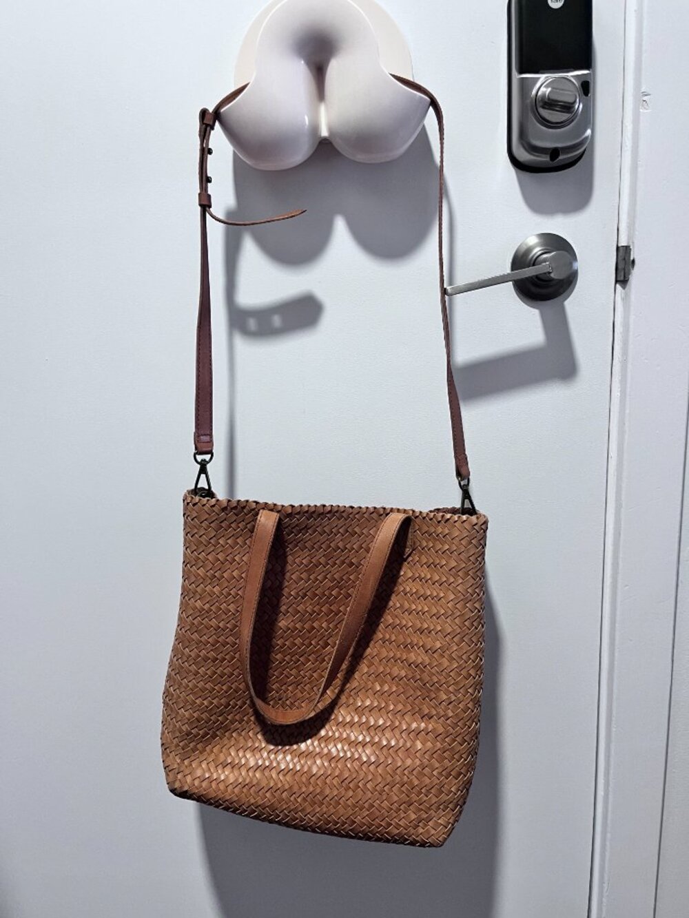 Madewell Medium Transport Tote in Woven Leather. - Picture 3 of 8